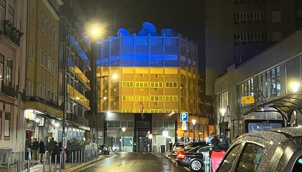 Embaixada da Rússia em Lisboa surge &#8220;pintada&#8221; com as cores da Ucrânia