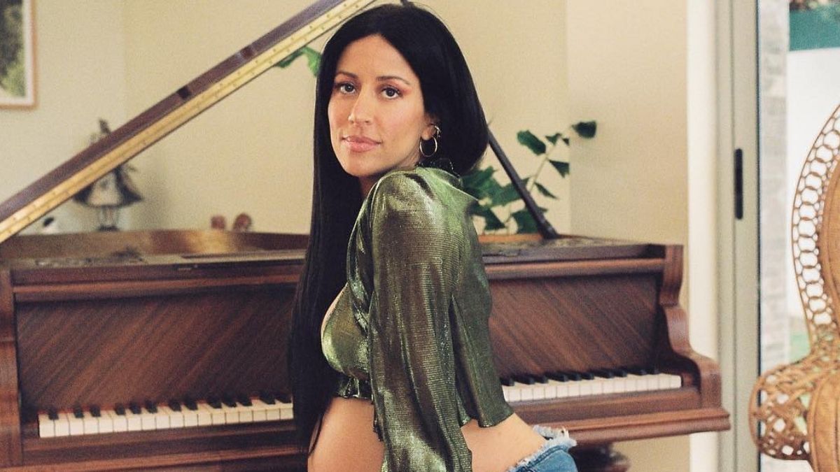 Ao piano, Ana Moura exibe &#8220;barrigão&#8221; e colhe &#8220;chuva&#8221; de elogios: &#8220;Das grávidas mais lindas&#8230;&#8221;