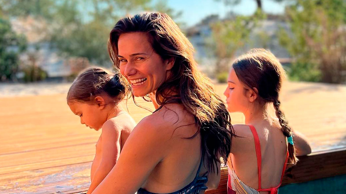 Cláudia Vieira deslumbra na piscina ao lado das filhas e colhe elogios: &#8220;Simplicidade acima de tudo&#8230;&#8221;