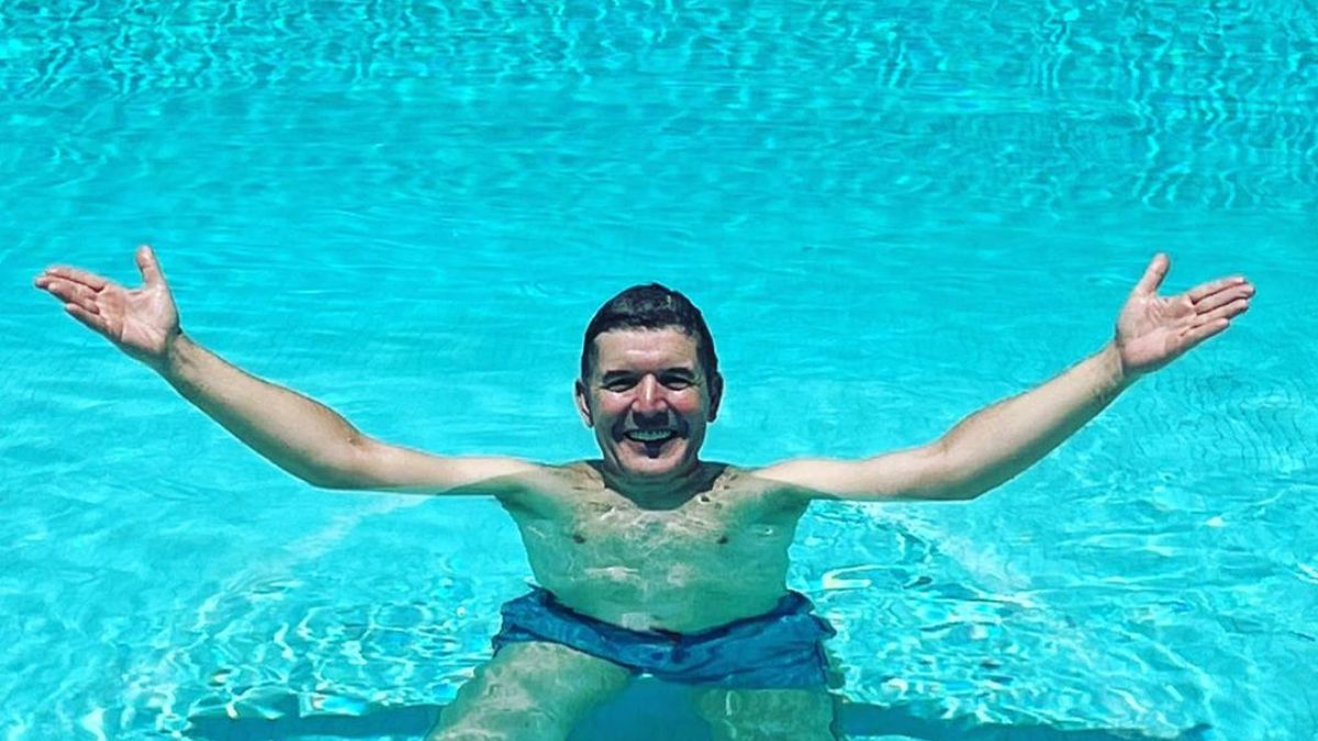 Após espetáculo, João Baião mostra-se a relaxar na piscina: &#8220;Que maravilha&#8230;&#8221;