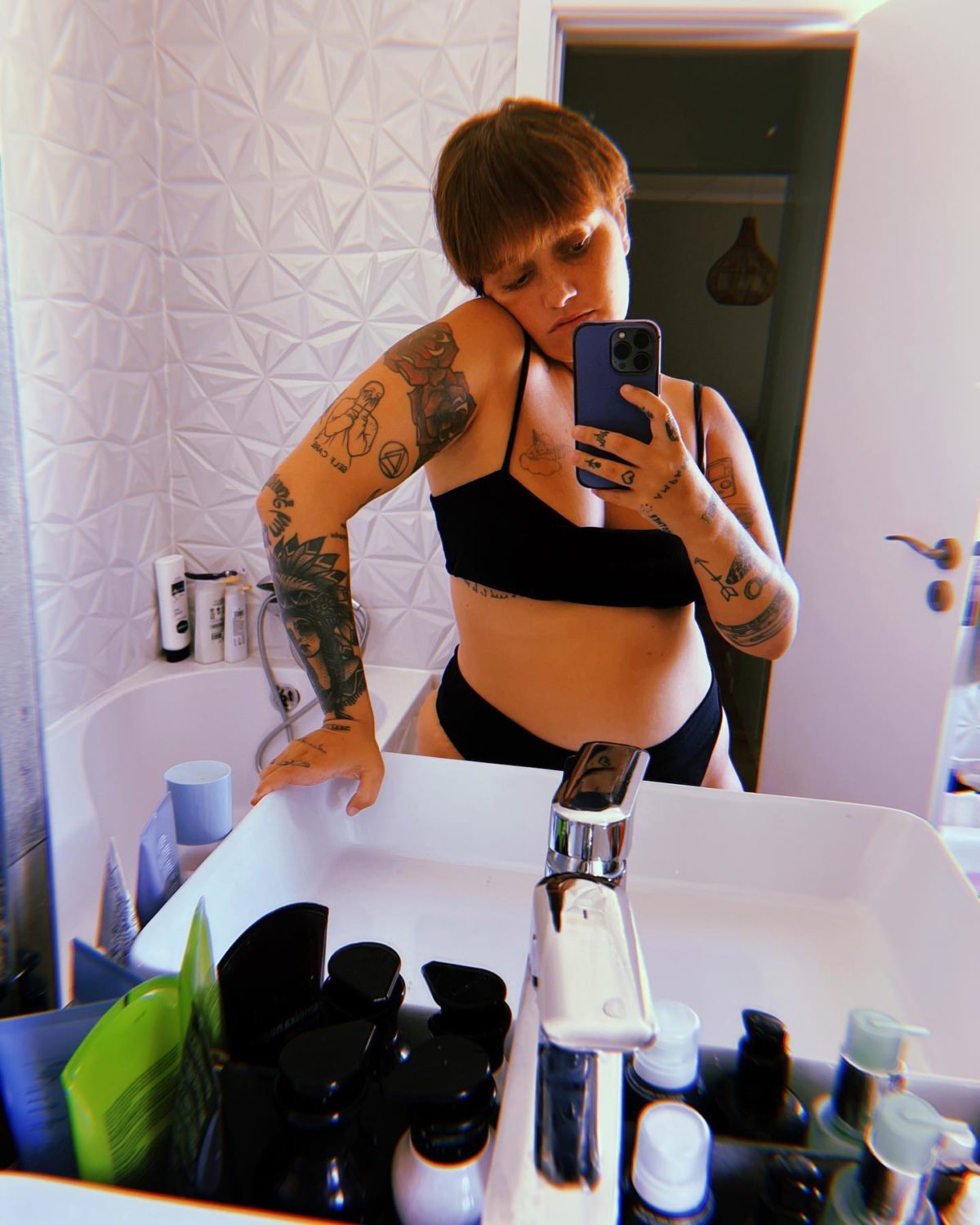 Carolina Deslandes enfrenta opiniões mordazes e publica novas fotos em lingerie