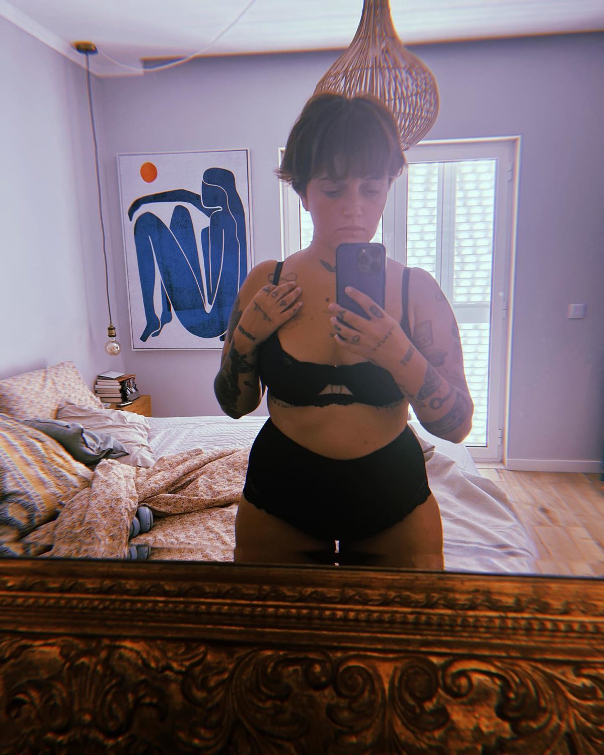 Carolina Deslandes enfrenta opiniões mordazes e publica novas fotos em lingerie