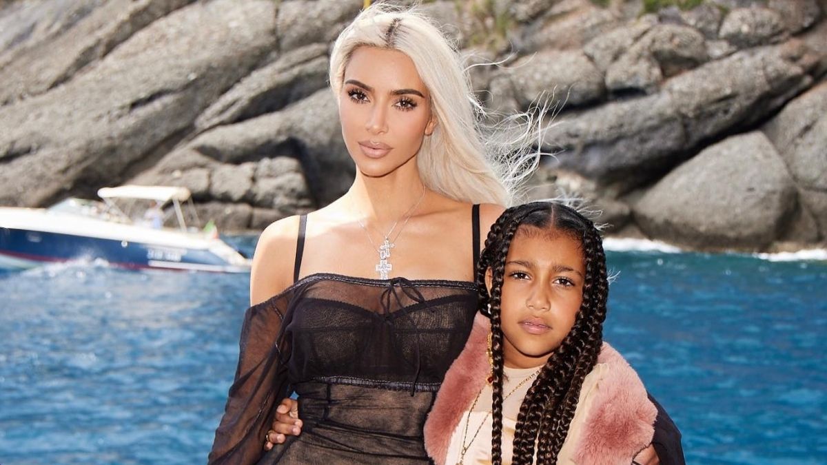 Kim Kardashian e a filha North surgem a combinar&#8230; com acessório insólito