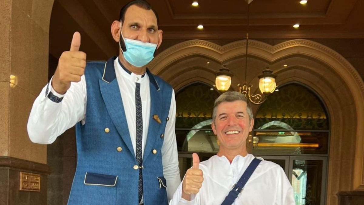 No Dubai, João Baião partilha momento com &#8220;amigo gigante&#8221; e impressiona fãs