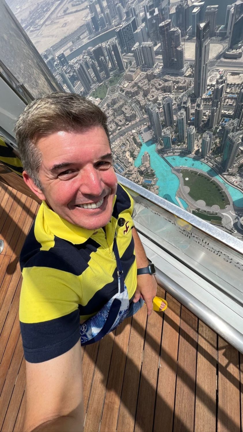 João Baião mostra-se no prédio mais alto do mundo: &#8220;585 metros de altura&#8230;&#8221;