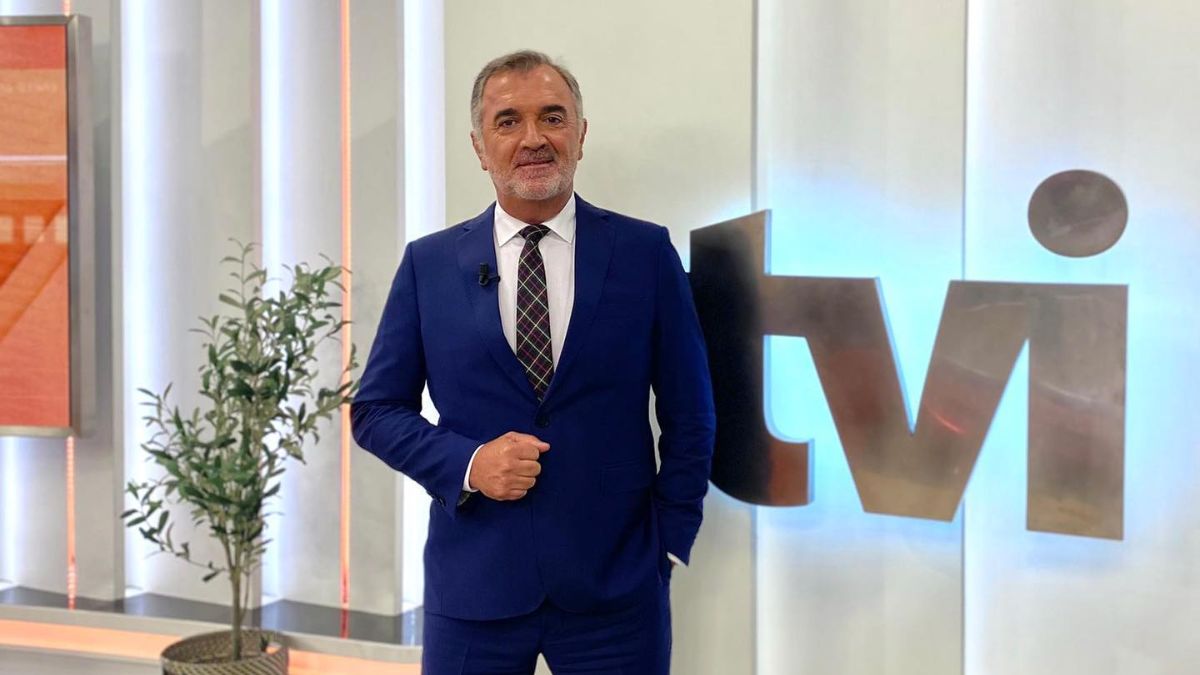 Pedro Carvalhas fotografado em pose caricata nos bastidores da TVI: &#8220;Não é possível&#8221;