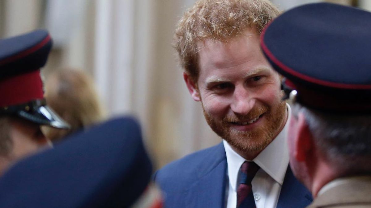 Um mês após a Coroação, príncipe Harry volta a Londres para ser ouvido em tribunal