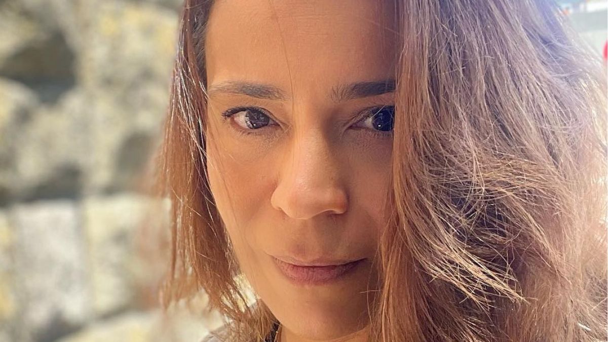 Rita Ferro Rodrigues mostra-se a posar em fato de banho na praia e &#8216;brinca&#8217;: &#8220;A pessoa também pode divar um bocadinho&#8230;&#8221;