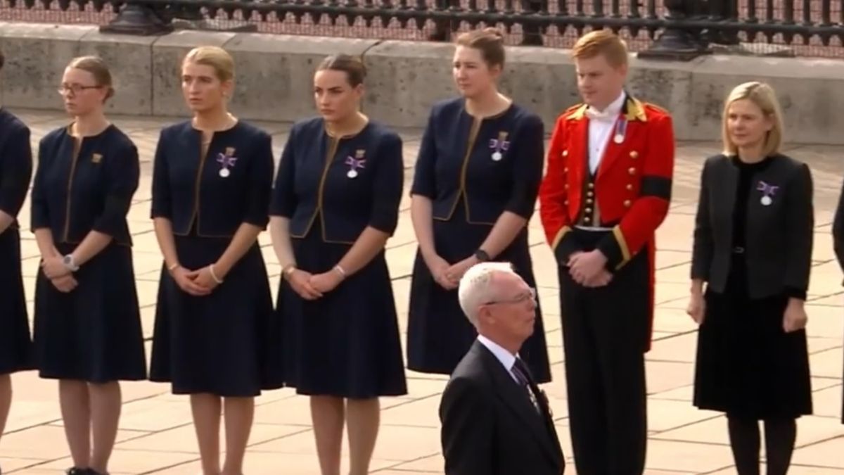 Dia de emoções: Funcionários da Casa Real assistem ao cortejo fúnebre da rainha Isabel II