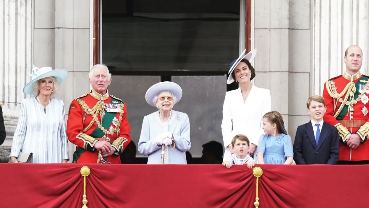 Núcleo duro da realeza viaja para Balmoral e já está ao lado da rainha Isabel II. Onde está Harry?