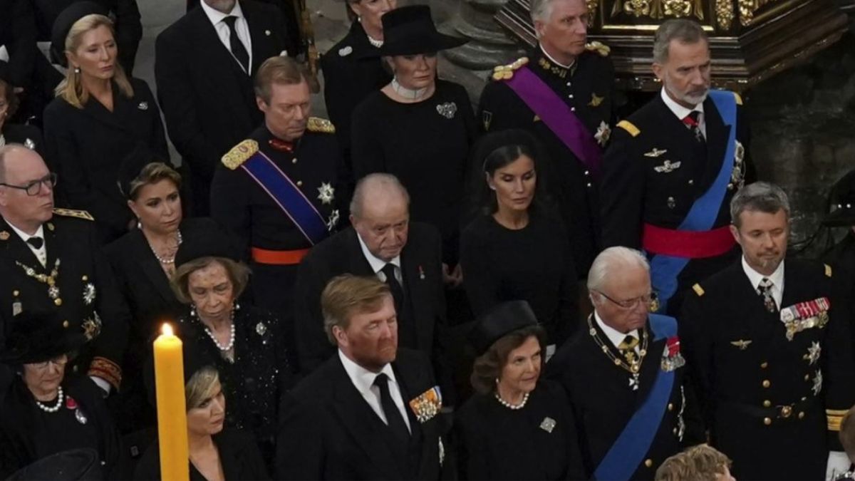 Juan Carlos apanhado a rir durante o funeral de Isabel II e a nora, Letizia, &#8216;repreende-o&#8217; com o olhar