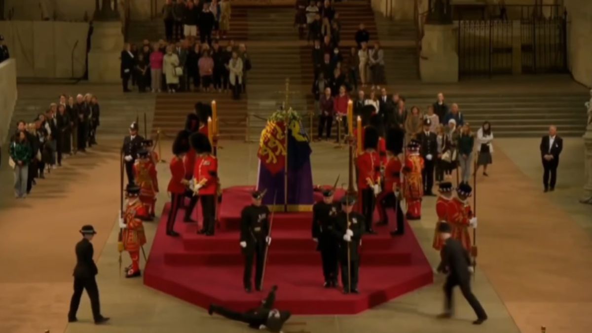 Vídeo. Guarda desmaia em frente ao caixão da rainha Isabel II durante o velório
