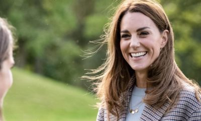 Kate Middleton sai da zona de conforto e surge com conjunto de malha colorido