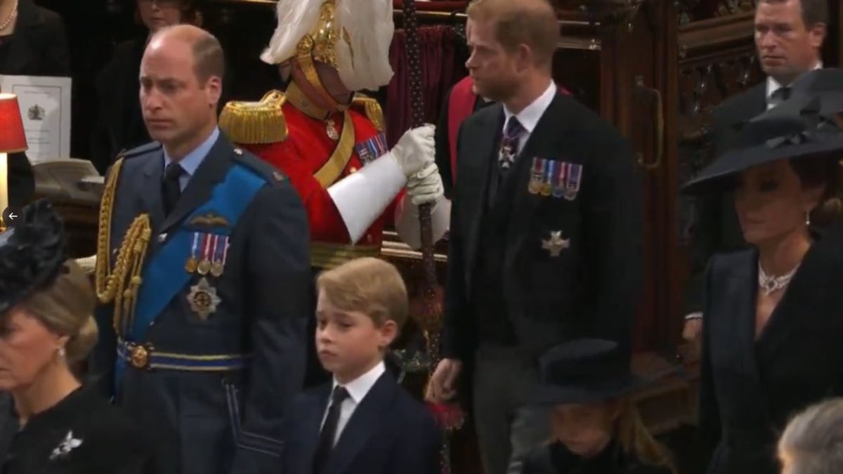 Príncipe William caminha ao lado do filho George, de nove anos, atrás do caixão da rainha Isabel II
