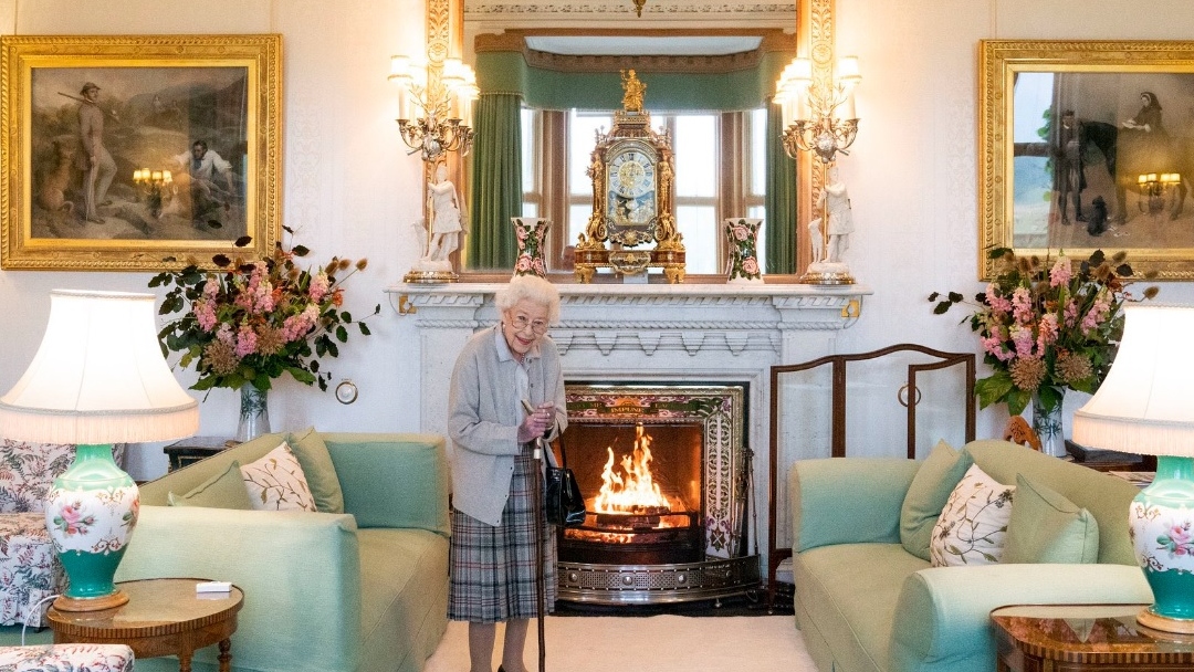 No seu lugar favorito e a sorrir. Última foto de Isabel II torna-se viral nas redes sociais