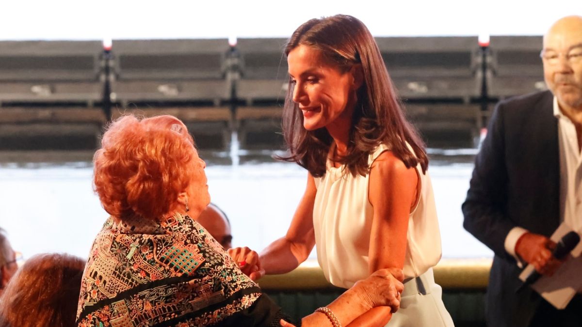 Rainha Letizia surpreendida por senhora de 91 anos: &#8220;Pode dar-me um abraço?&#8221;