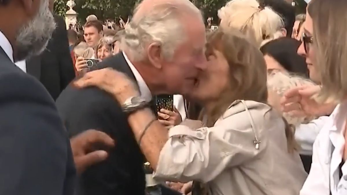 Inédito. Rei Carlos III cumprimenta multidão e é surpreendido com beijo