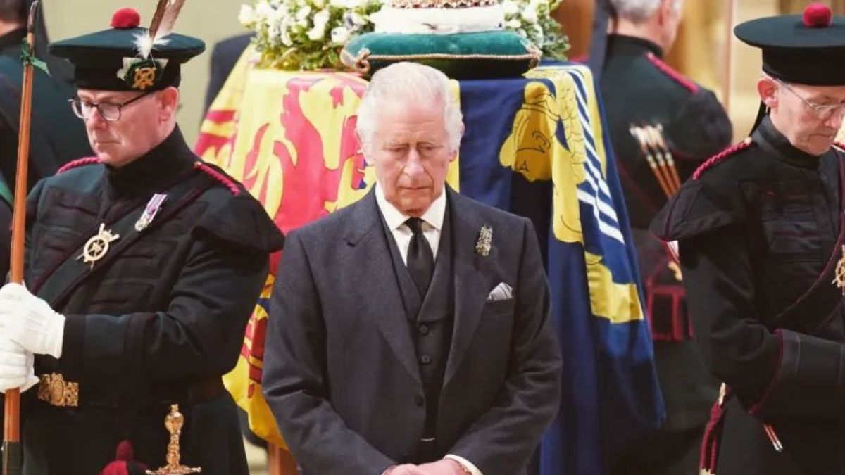 Três meses após morte da mãe, rei Carlos III está novamente de luto