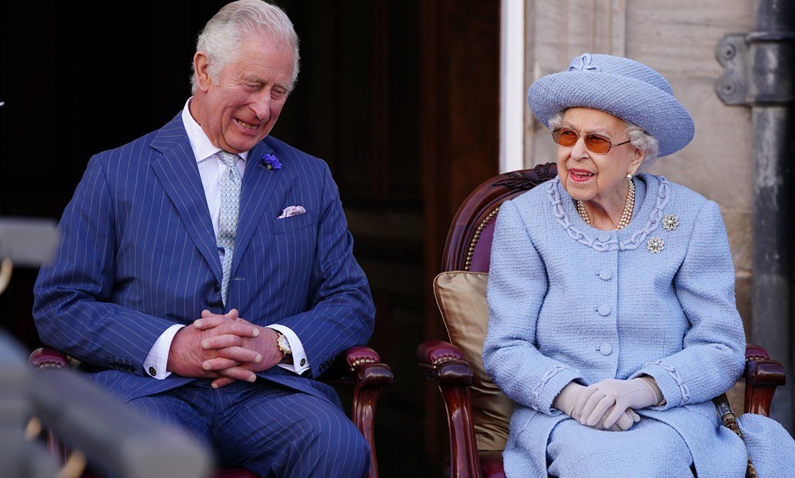 A reinar há apenas sete meses, rei Carlos III já é mais rico do que a mãe, Isabel II