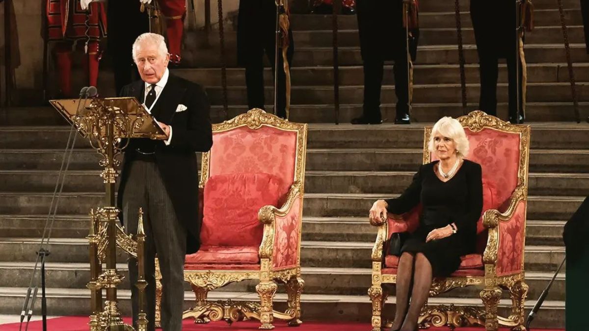 Novo reinado, novas &#8216;regras&#8217;. Carlos III e Camilla quebram tradição da família real