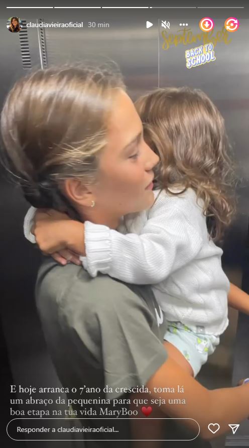 Que amor! Cláudia Vieira &#8216;derretida&#8217; com momento amoroso entre as filhas: &#8220;Toma lá um abraço da pequenina&#8230;&#8221;