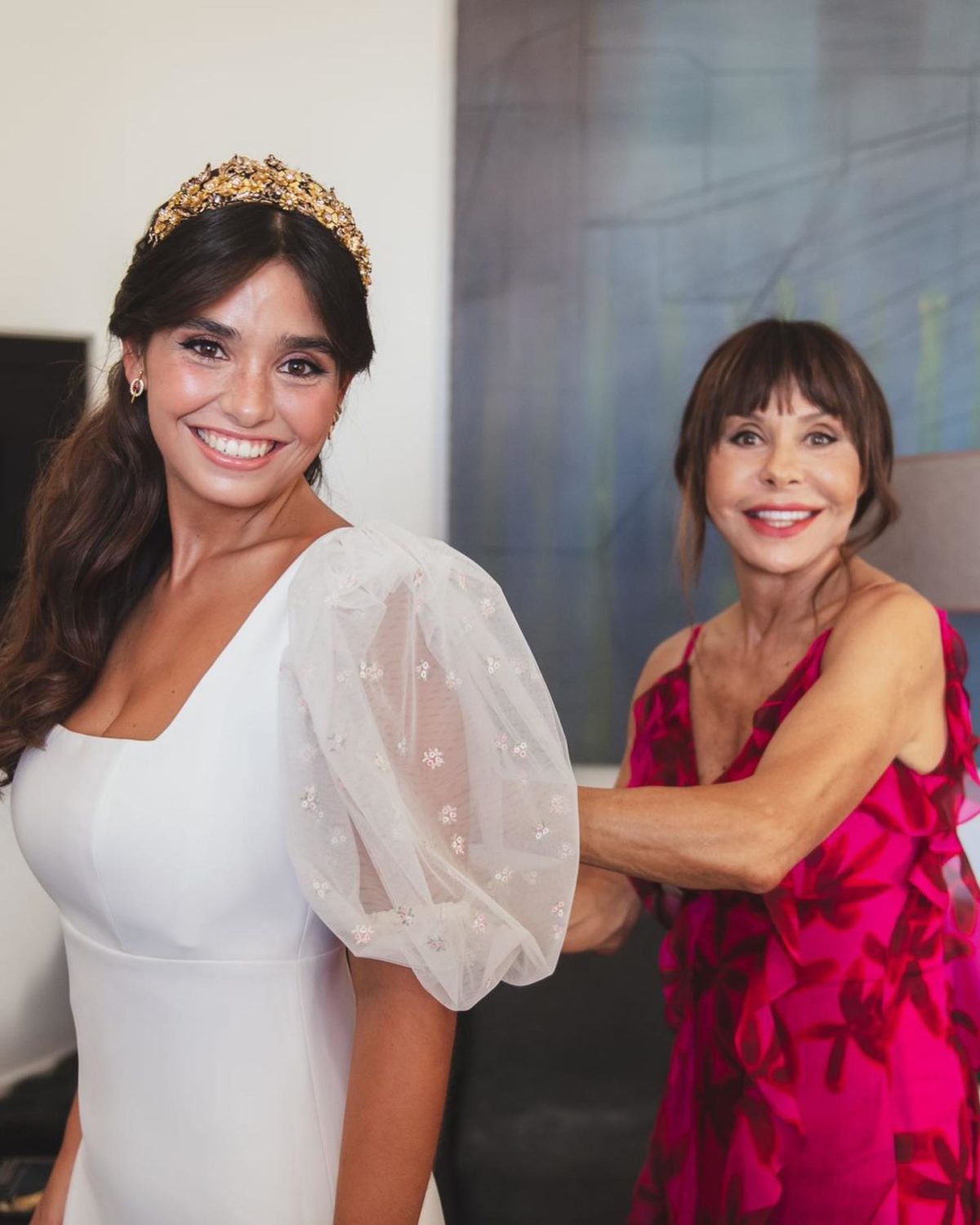 Nova foto revela o look de Manuela Moura Guedes para o casamento da filha