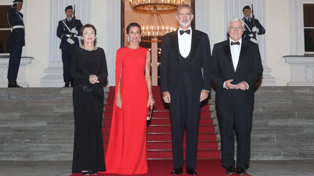 Rainha Letizia recupera icónico vestido vermelho para jantar de gala na Alemanha