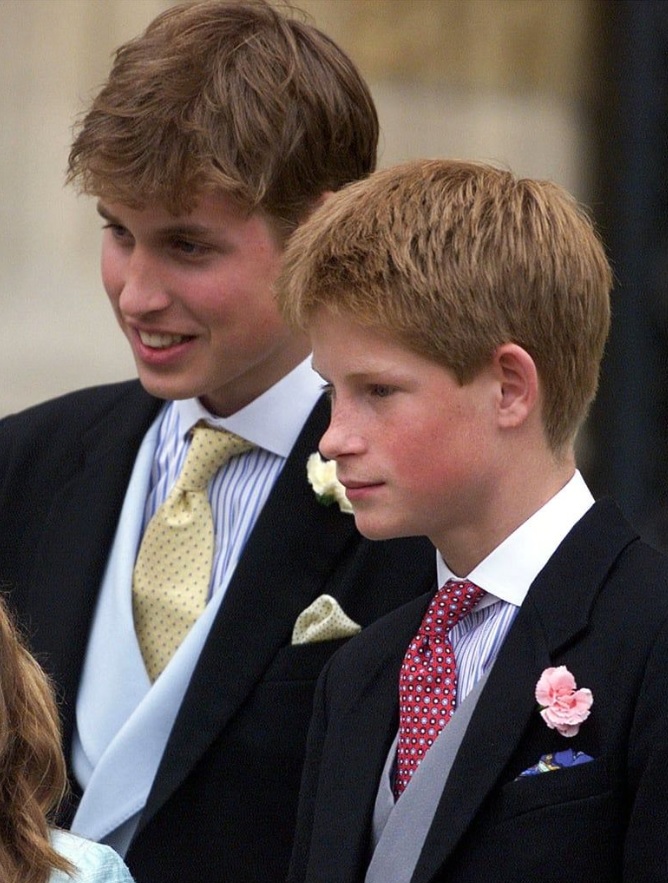 Que amores! Atores que dão vida a William e Harry em &#8216;The Crown&#8217; posam na passadeira vermelha