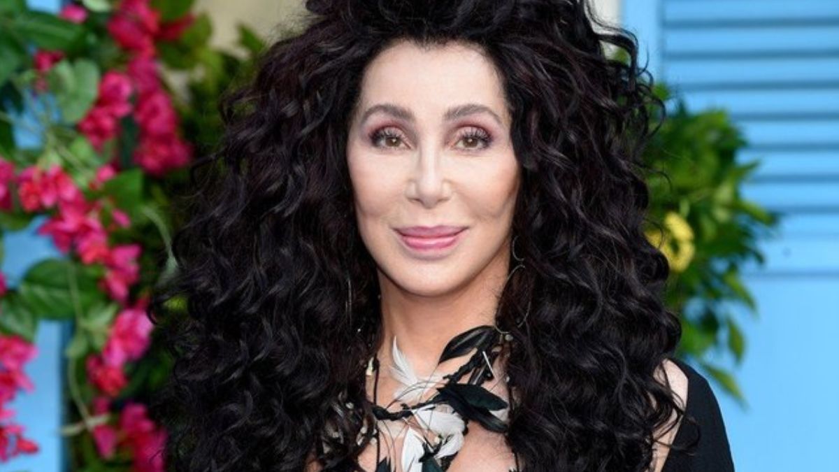 Cher reage às críticas após assumir namorado, 40 anos mais novo: &#8220;Não nasci ontem&#8230;&#8221;