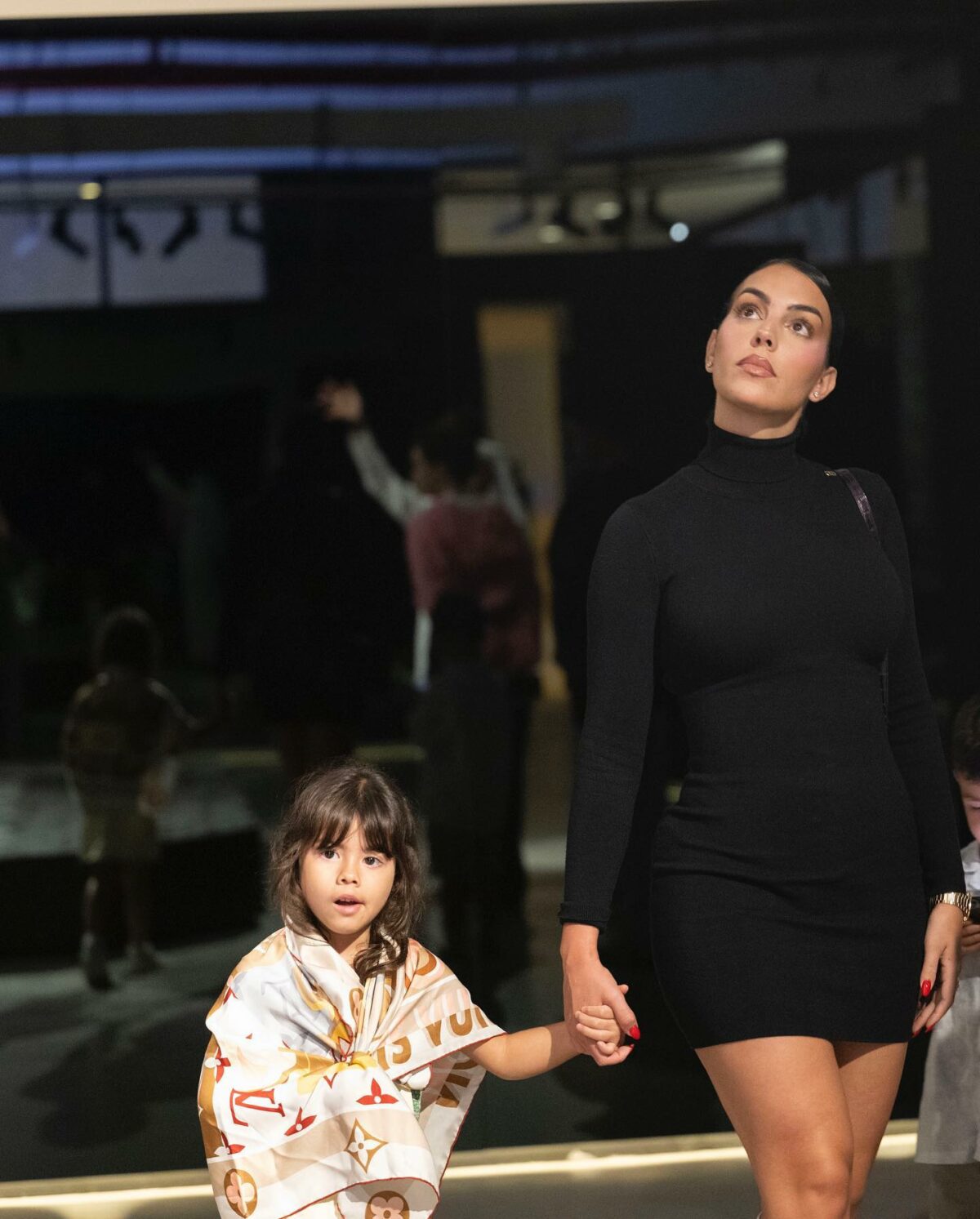 Aos cinco anos, filha de Ronaldo posa com acessório de luxo ao lado de Georgina Rodríguez
