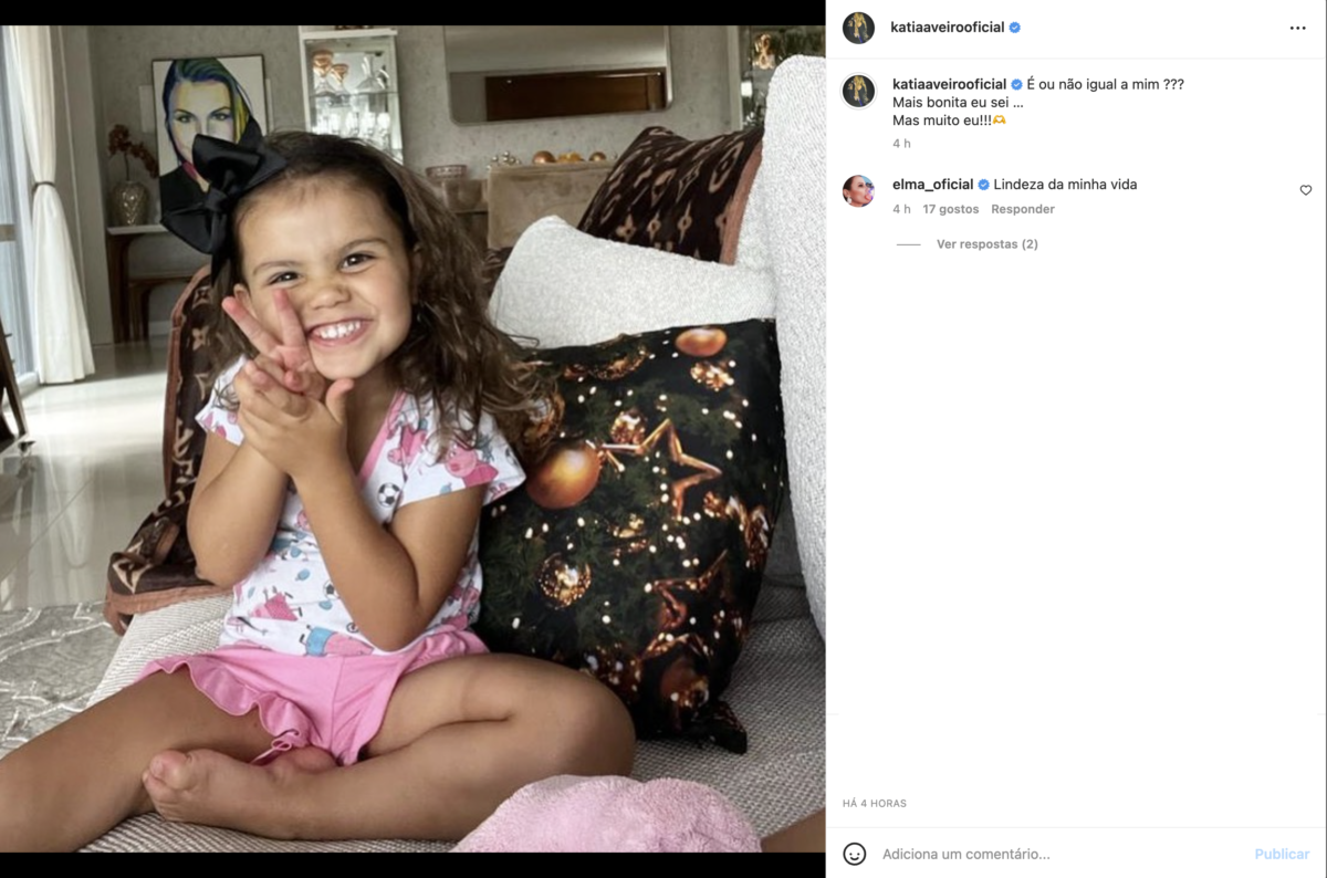Mãe babada! Katia Aveiro revela foto da filha e questiona fãs: &#8220;É ou não igual a mim?&#8221;