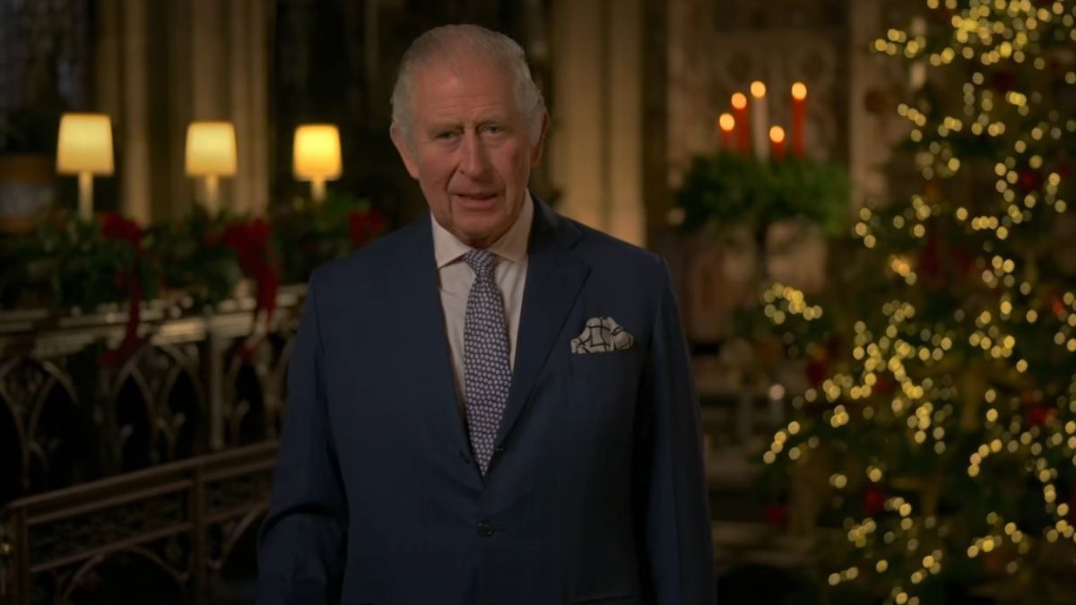 Rei Carlos III homenageia a mãe, rainha Isabel II, no seu primeiro discurso de Natal