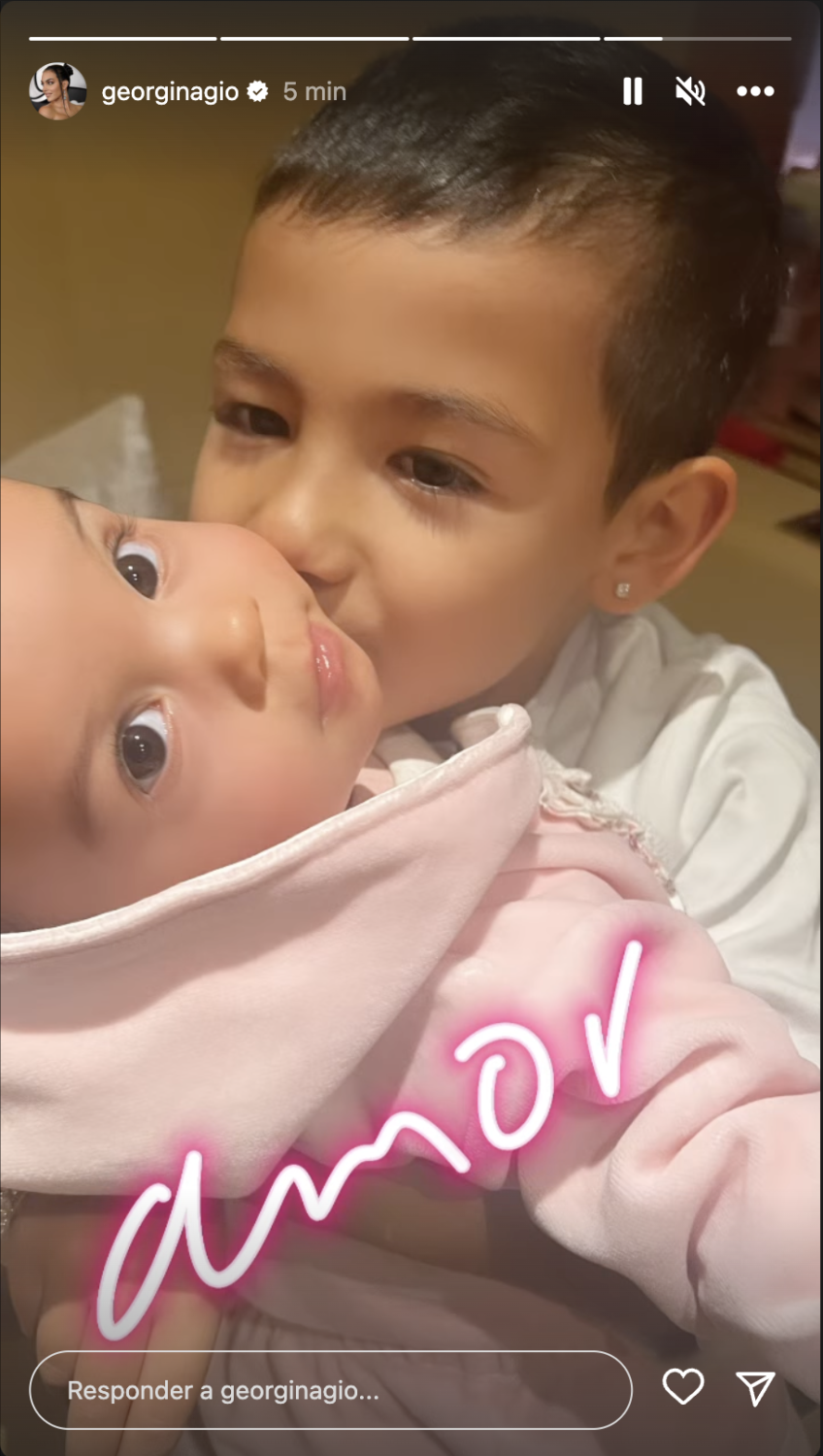 Que ternura! Georgina Rodríguez mostra Mateo a dar beijinhos à irmã bebé Bella Esmeralda: &#8220;Amor&#8221;