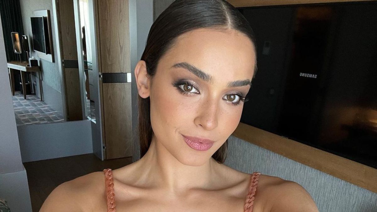 No México, Angie Costa posa em biquíni e ‘arranca’ suspiros: “Brasa🔥”
