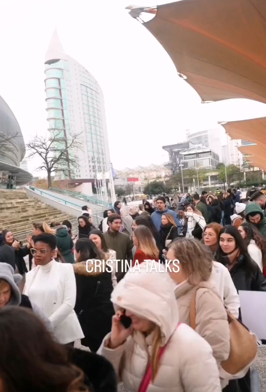 &#8216;Multidão&#8217; espera (em fila) para ver Cristina Ferreira no &#8220;Cristina Talks&#8221;