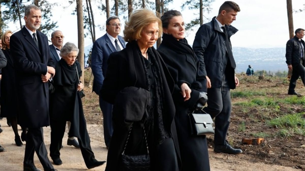 Rainha Sofía de Espanha de braço dado com a nora, Letizia, no último adeus ao irmão
