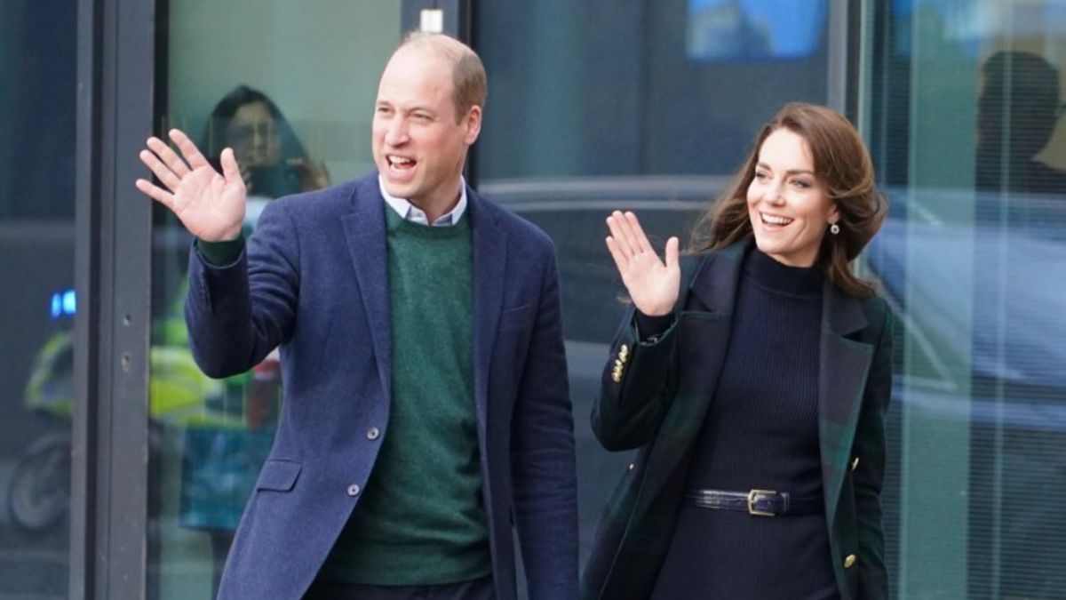 Príncipes Kate e William sorridentes na 1.ª aparição pública desde o lançamento do livro de Harry