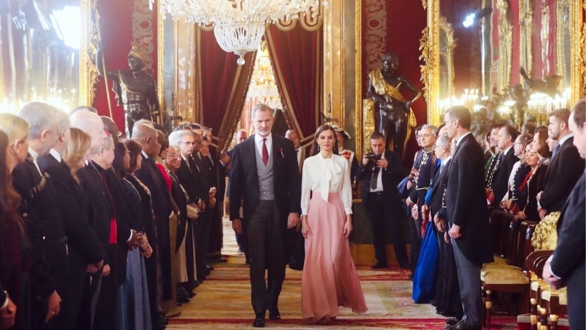 Rainha Letizia surge encantadora com visual que &#8216;transborda&#8217; romantismo