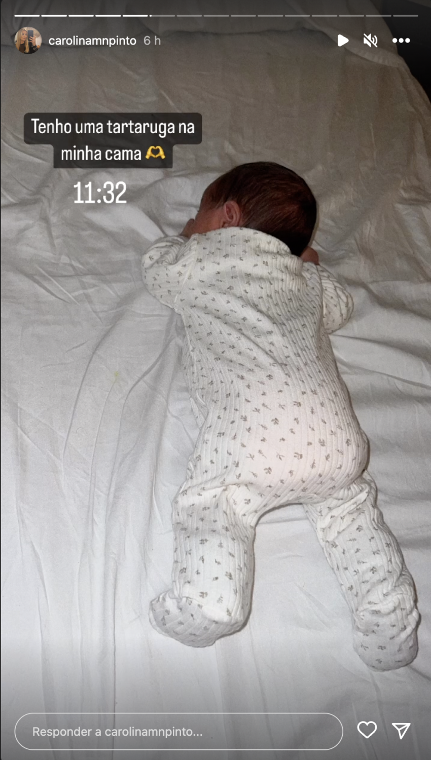 Carolina Pinto revela nova foto da bebé Maria Emília: &#8220;Tenho uma tartaruga na minha cama&#8230;&#8221;