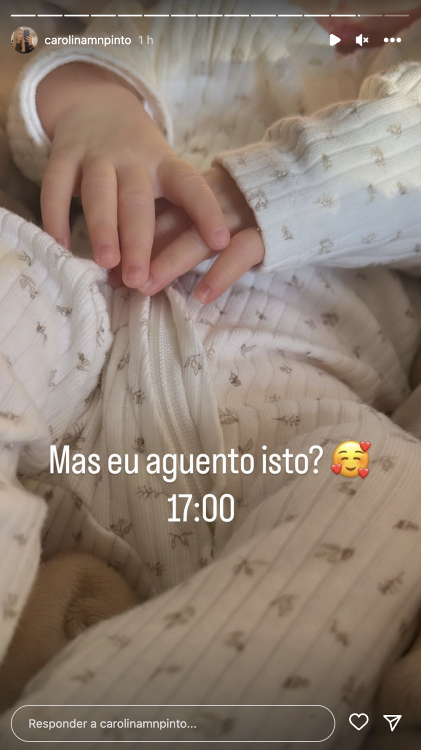Carolina Pinto revela nova foto da bebé Maria Emília: &#8220;Tenho uma tartaruga na minha cama&#8230;&#8221;