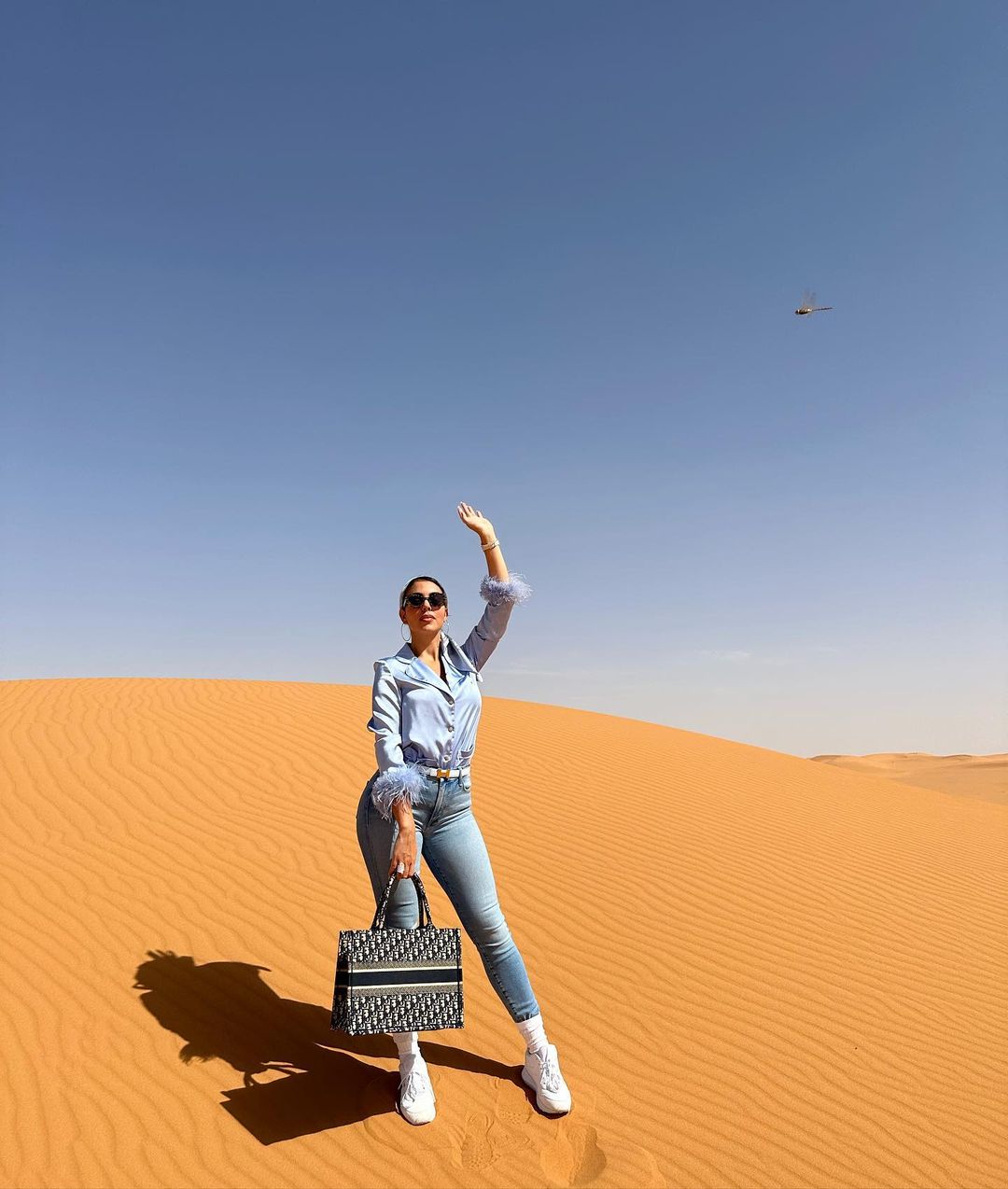 Georgina Rodríguez posa no deserto com mala de luxo de 2.700 euros