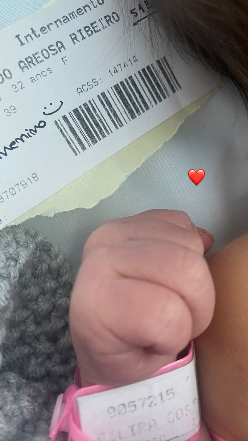 Filipa Areosa confirma nascimento do filho com foto do bebé nas redes sociais