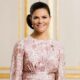 Princesa Victoria da Suécia cria look formal com conjunto colorido da Zara