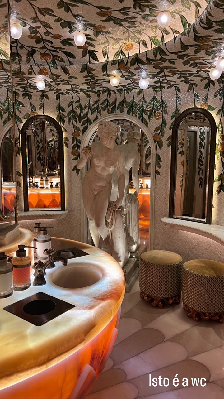Em Londres, Cristina Ferreira desfruta de almoço em restaurante de luxo: &#8220;Isto é a WC&#8221;