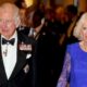 Rei Carlos III apoia a mulher, rainha Camilla, em momento de dor