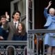 Rainha Margarida posa ao lado dos netos depois de lhes retirar títulos reais