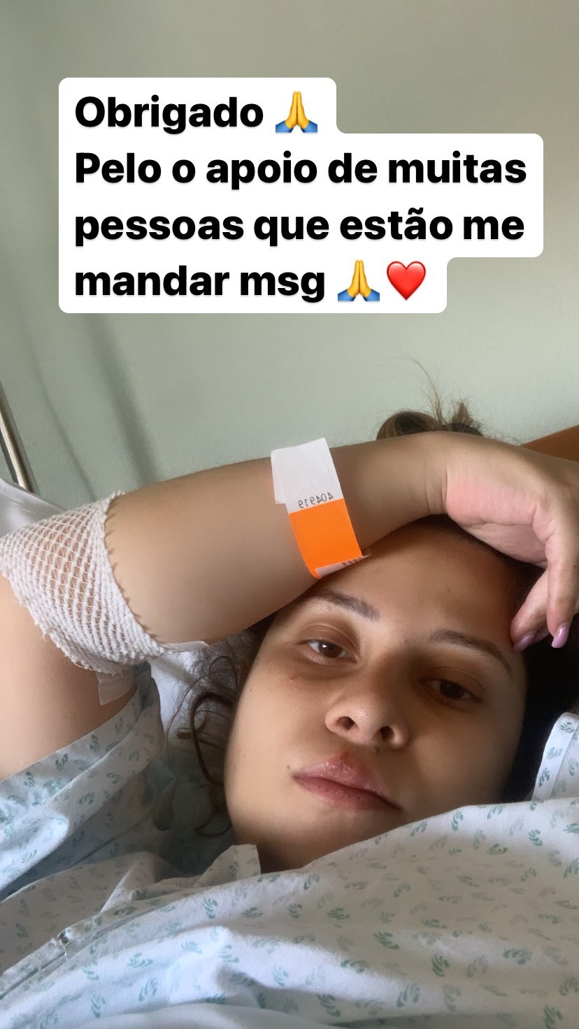 Grávida pela primeira vez, Sandrina Pratas mostra-se no hospital com pulseira laranja: &#8220;Vai correr tudo bem&#8230;&#8221;