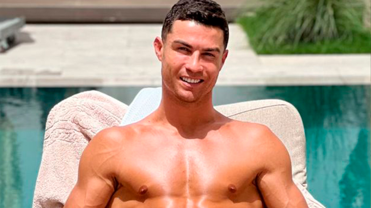 Só de boxers, Cristiano Ronaldo posa junto à piscina e &#8220;encanta&#8221; fãs: &#8220;Parece que tem 22 anos&#8230;&#8221;