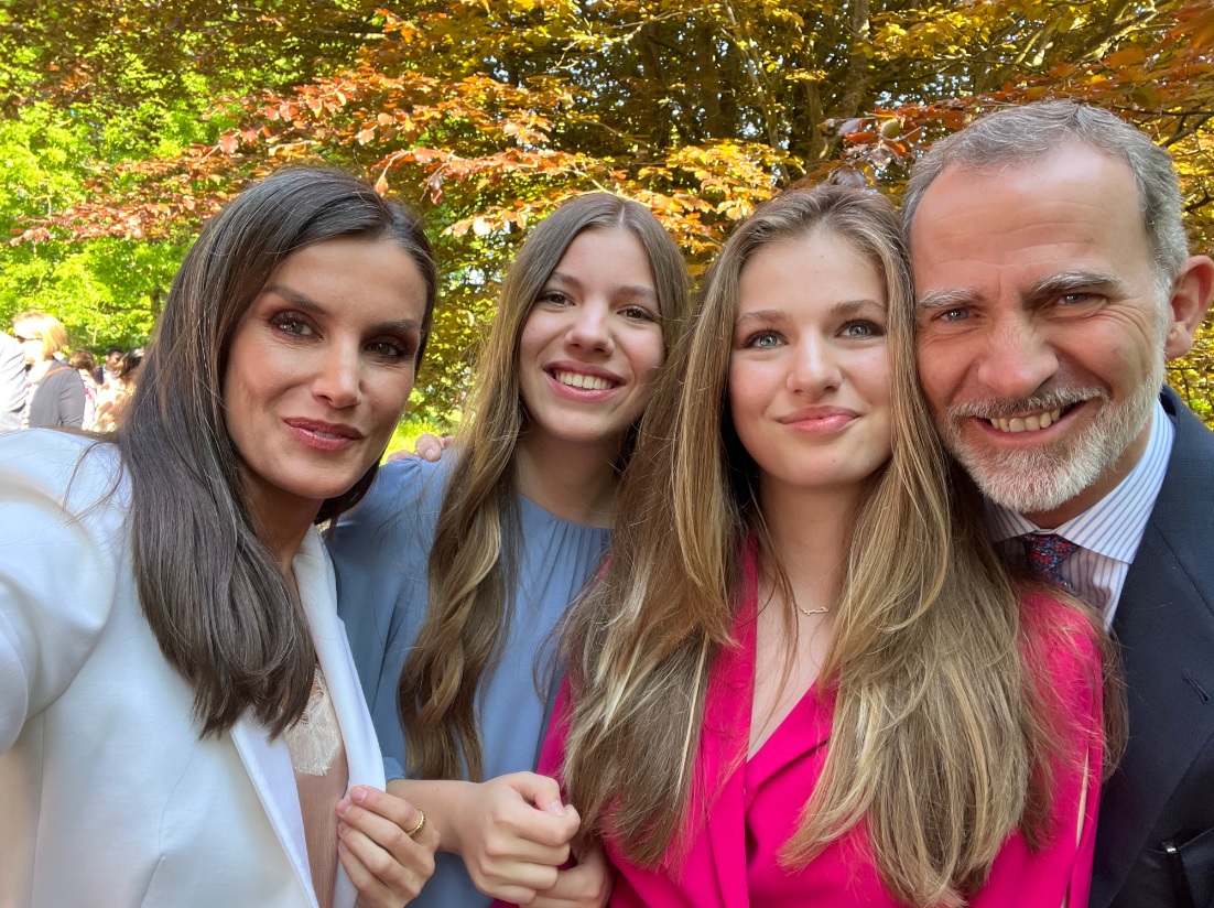 Reis de Espanha e as filhas posam sorridentes em (adorável) selfie de família
