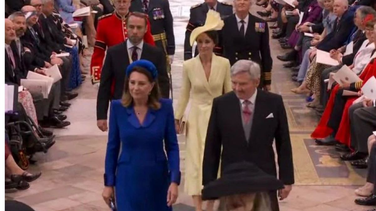 Pais e irmãos de Kate Middleton espalharam elegância &#8216;lado a lado&#8217; com a família real
